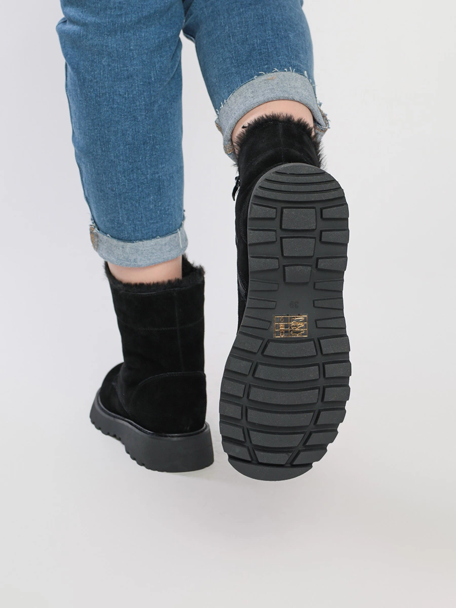 Ботинки-дерби черного цвета с меховой оторочкой